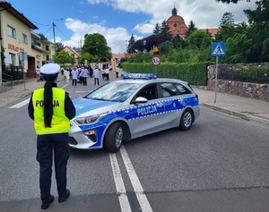 policjanci i uczetnicy procesji