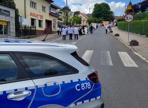 policjanci i uczetnicy procesji