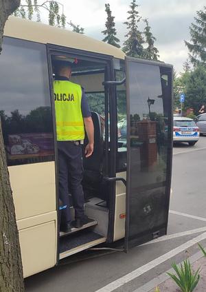policjant kontroluje autokary