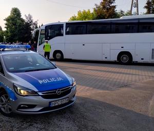 policjant kontroluje autokary