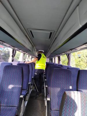 policjant kontroluje autokary