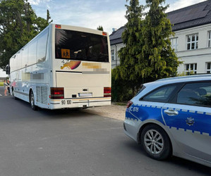 policjant kontroluje autokary