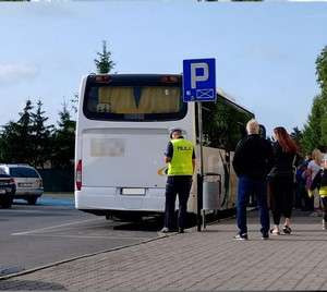 policjant kontroluje autokary