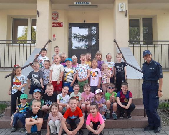 dzieci i policjanci