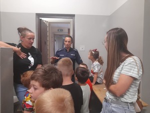 dzieci i policjanci