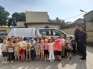 dzieci i policjanci