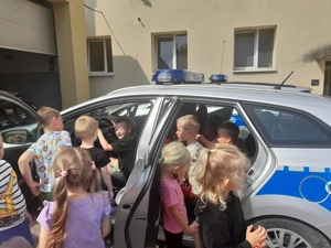 dzieci i policjanci