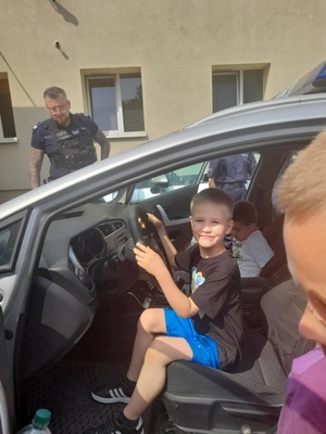 dzieci i policjanci
