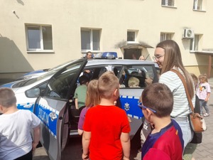 dzieci i policjanci