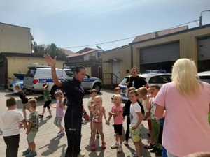 dzieci i policjanci
