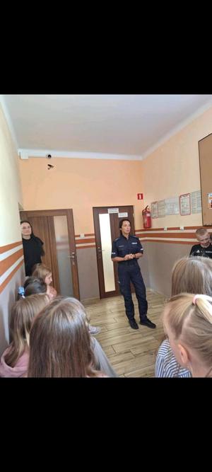 policjantka i uczniowie