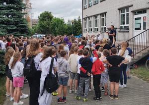 policjanci na spotakniu z dziećmi