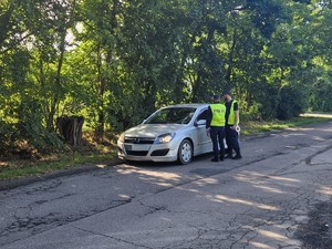 Funkcjonariusze Komendy Powiatowej Policji w Radziejowie podczas działań &quot;Trzeźwy poranek&quot; sprawdzający m.in. trzeźwość kierujących