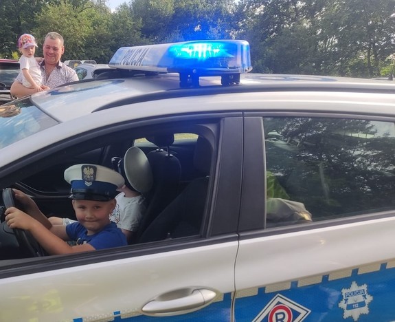 Dzieci we wnętrzu radiowozu na festynie rodzinnym w miejscowości Borucin i Znaniewo
