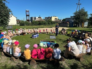 Policjantka z Radziejowa podczas spotkania z przedszkolakami z przedszkola &quot;Mali Odkrywcy&quot; w Osięcinach