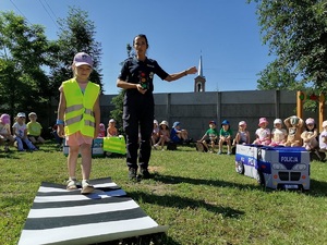 Policjantka z Radziejowa podczas spotkania z przedszkolakami z przedszkola &quot;Mali Odkrywcy&quot; w Osięcinach