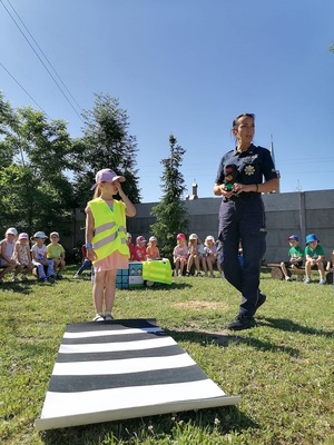 Policjantka z Radziejowa podczas spotkania z przedszkolakami z przedszkola &quot;Mali Odkrywcy&quot; w Osięcinach