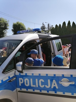 Policjantka z Radziejowa podczas spotkania z przedszkolakami z przedszkola &quot;Mali Odkrywcy&quot; w Osięcinach