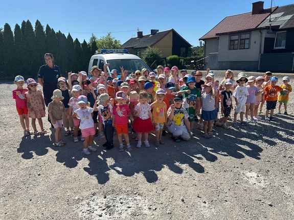 Policjantka z Radziejowa podczas spotkania z przedszkolakami z przedszkola &quot;Mali Odkrywcy&quot; w Osięcinach