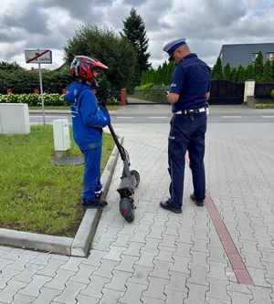 policjant i użytkownik hulajnogi