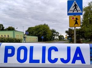 policjant sprawdza oznakowanie