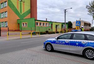 policjant sprawdza oznakowanie