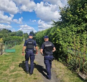 policjanci na plaży i działkach