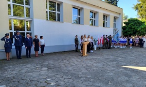policjanci na rozpoczęciu roku szkolnego