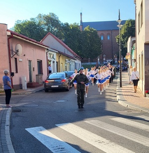 policjanci i uczestnicy obchodów