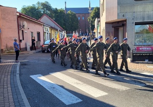 policjanci i uczestnicy obchodów