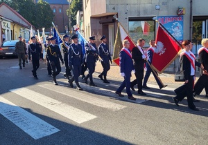 policjanci i uczestnicy obchodów