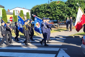 policjanci i uczestnicy obchodów