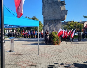 policjanci i uczestnicy obchodów