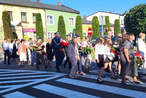 policjanci i uczestnicy obchodów