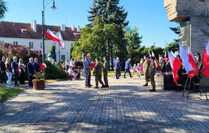 policjanci i uczestnicy obchodów