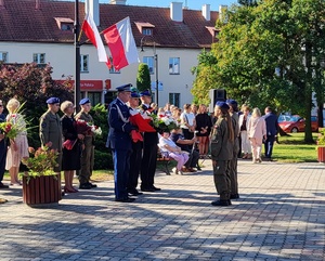 policjanci i uczestnicy obchodów