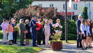 policjanci i uczestnicy obchodów