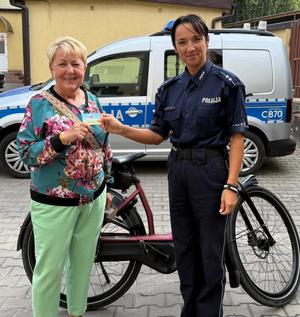 policjantka znakująca rower