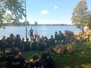 policjanci i uczniowie na pogadance