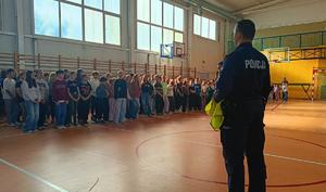 policjanci i uczniowie