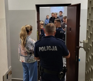 uczniowie i policjanci