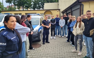 uczniowie i policjanci