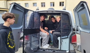 uczniowie i policjanci