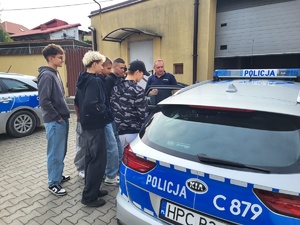 uczniowie i policjanci