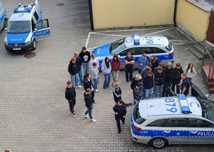 uczniowie i policjanci