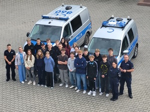 uczniowie i policjanci