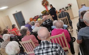 policjantka i seniorzy