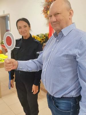 policjantka i seniorzy