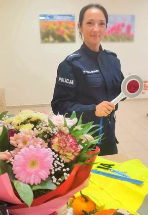 policjantka i seniorzy