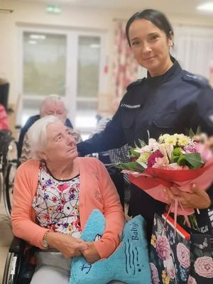 policjantka i seniorzy
